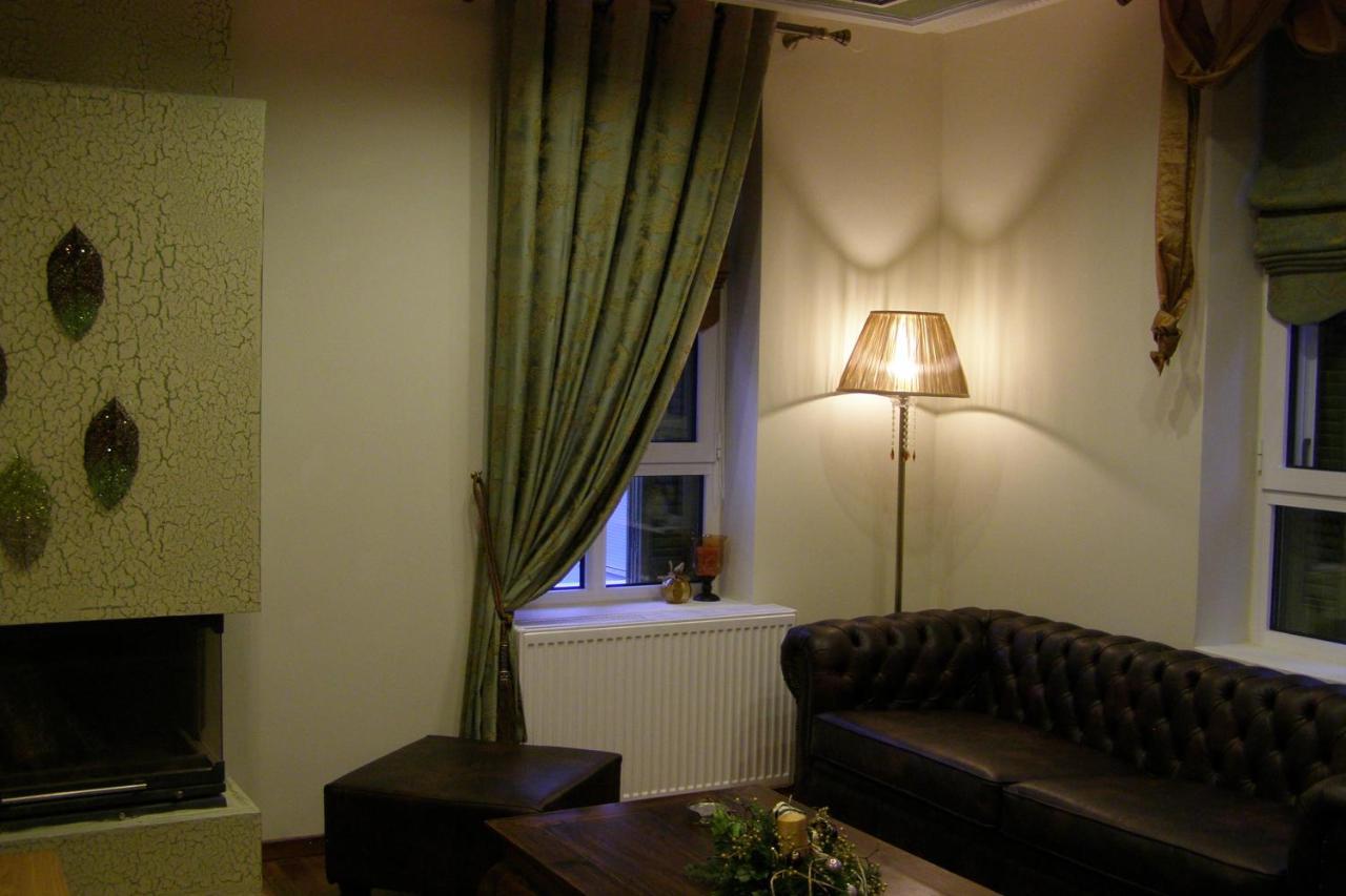 Room In A Neoclassical House - Ladybug Kasztoriá Kültér fotó